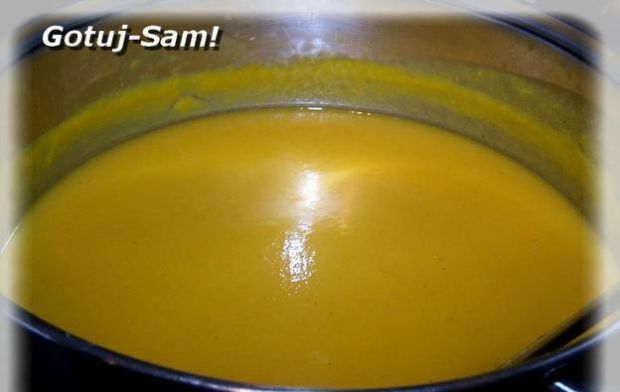 Zupa dyniowa z kaszą i orzechami