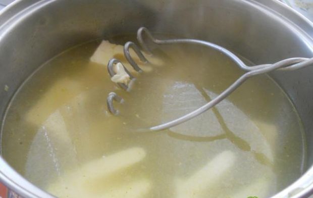 Zupa serowa z grzankami.